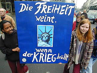 [Demo Plakat - Freiheit weint wenn
der Krieg brllt]