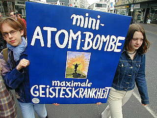 [Demo Plakat zur
Mini-Atombombe]